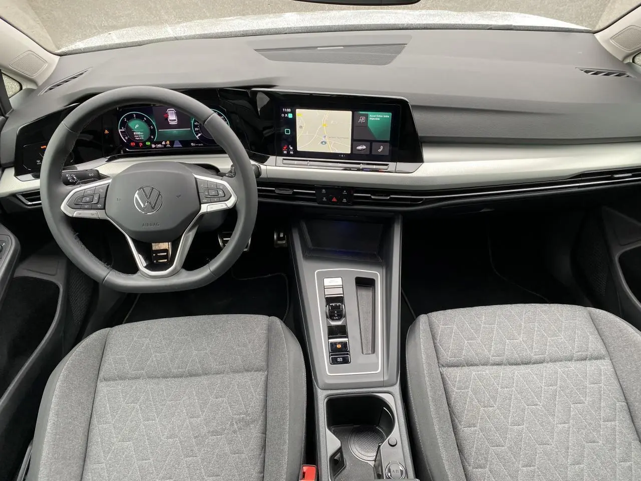 Vue intérieure avant du tableau de bord et volant Volkswagen Golf 2024 avec écran tactile et combiné digital.