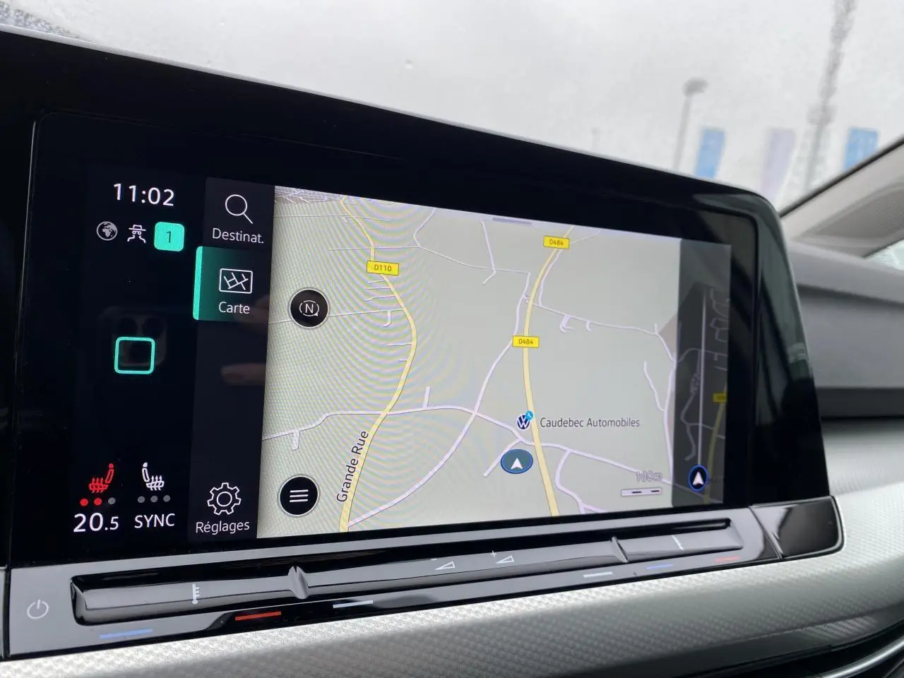 Écran tactile central affichant la navigation et commandes climatisation dans une Volkswagen Golf SW 2024 blanc oryx.