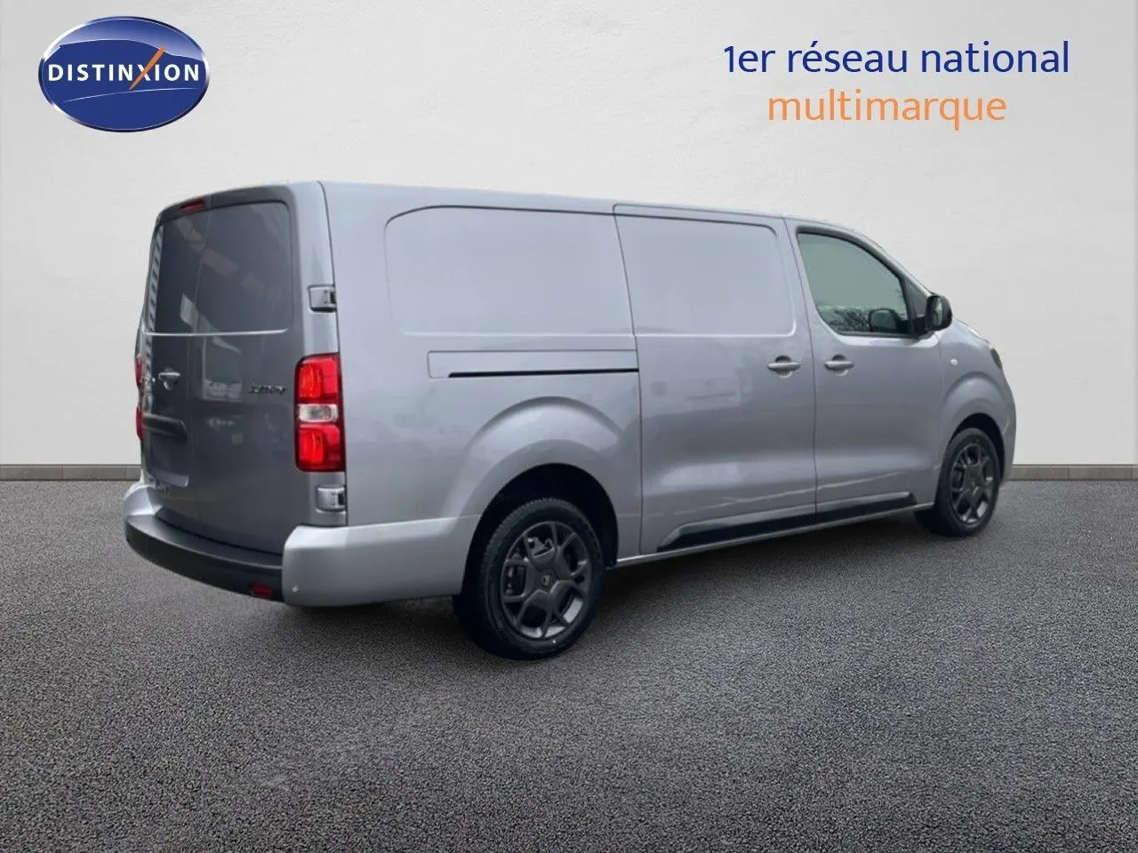 Vue 3/4 arrière droite d’un Citroën Jumpy Van Long L3 gris Artense métallisé avec portes latérales et jantes noires.