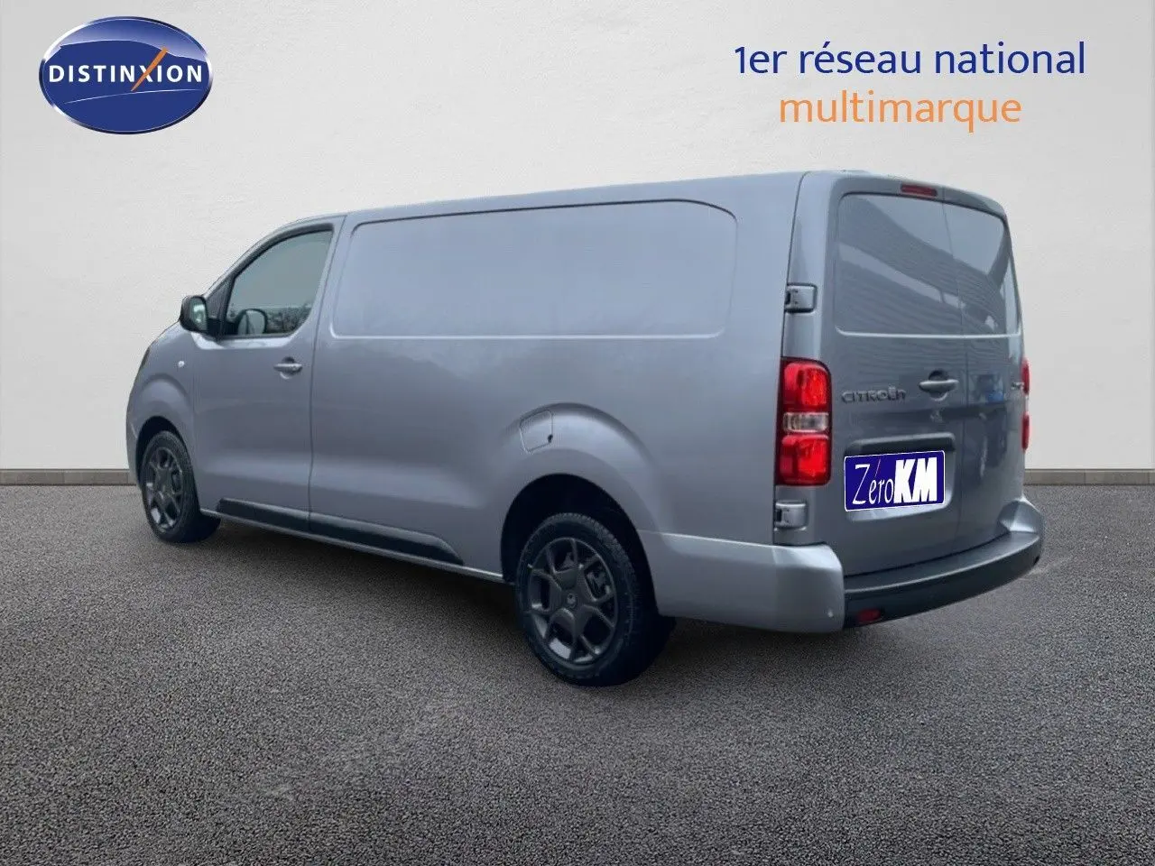 Vue 3/4 arrière droite d’un Citroën Jumpy Van Long L3 gris Artense métal avec vitres arrière teintées et jantes noires.