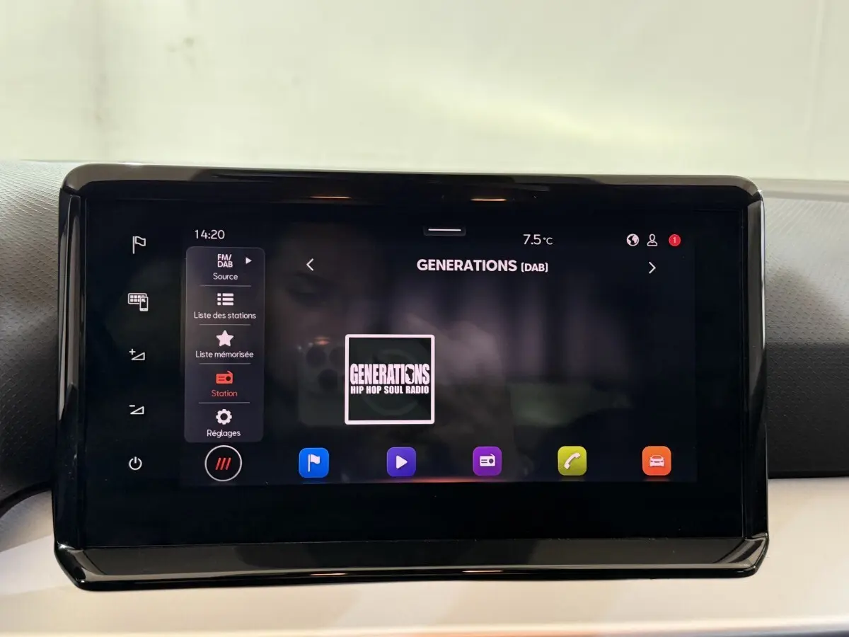 Écran tactile 9,2 pouces du système de navigation couleur de la SEAT Ibiza 2024, affichage radio DAB.