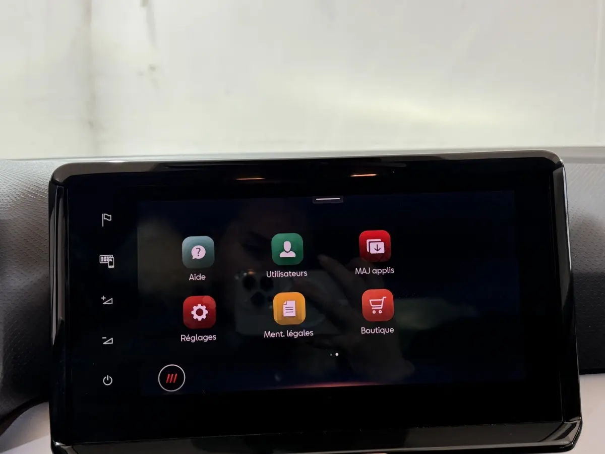 Écran tactile central de la SEAT Ibiza 1.0 TSI 110 FR 2024 affichant le menu des réglages, intérieur noir.