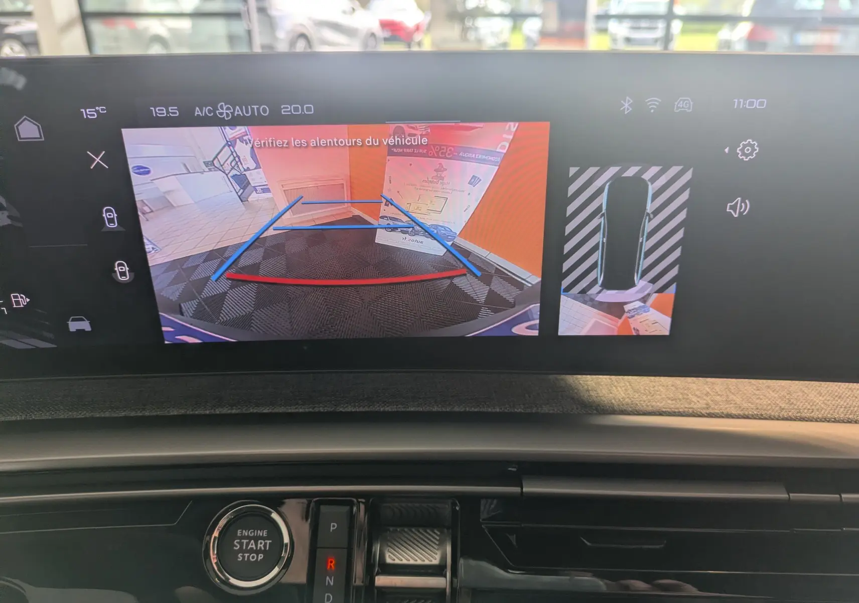 Écran central du Peugeot 5008 hybride 2025 montrant la caméra de recul et l'affichage 360° en intérieur.