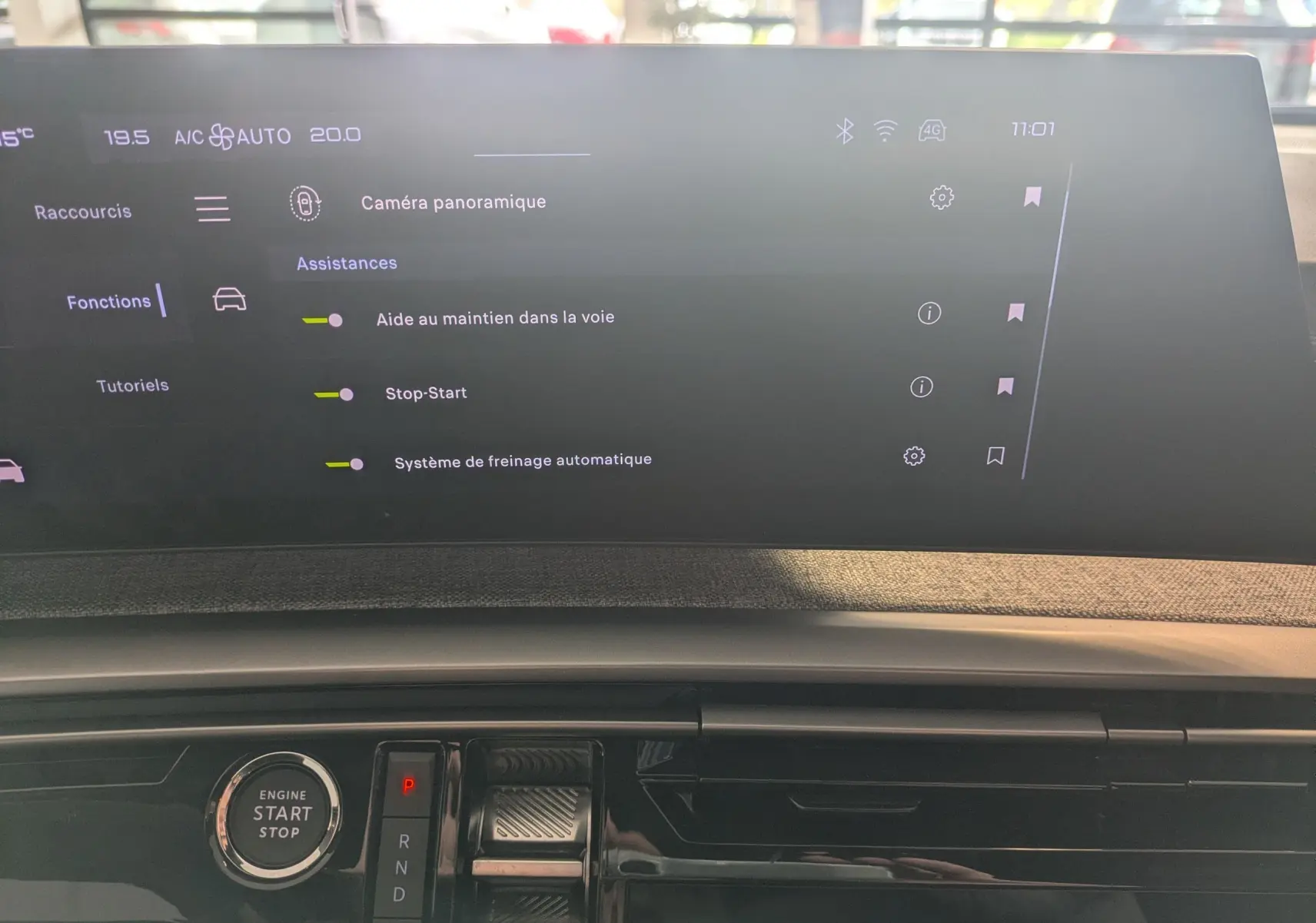 Vue intérieure du tableau de bord du Peugeot 5008 hybride 2025, écran tactile affichant les assistances à la conduite.
