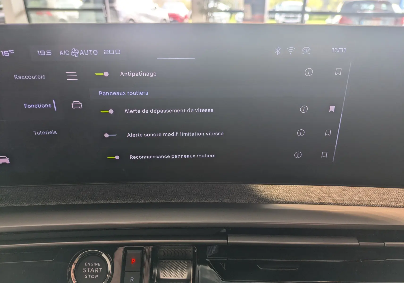 Vue intérieure du tableau de bord du Peugeot 5008 Hybride 145 e-DCS6 GT 2025 avec écran tactile et bouton start/stop.