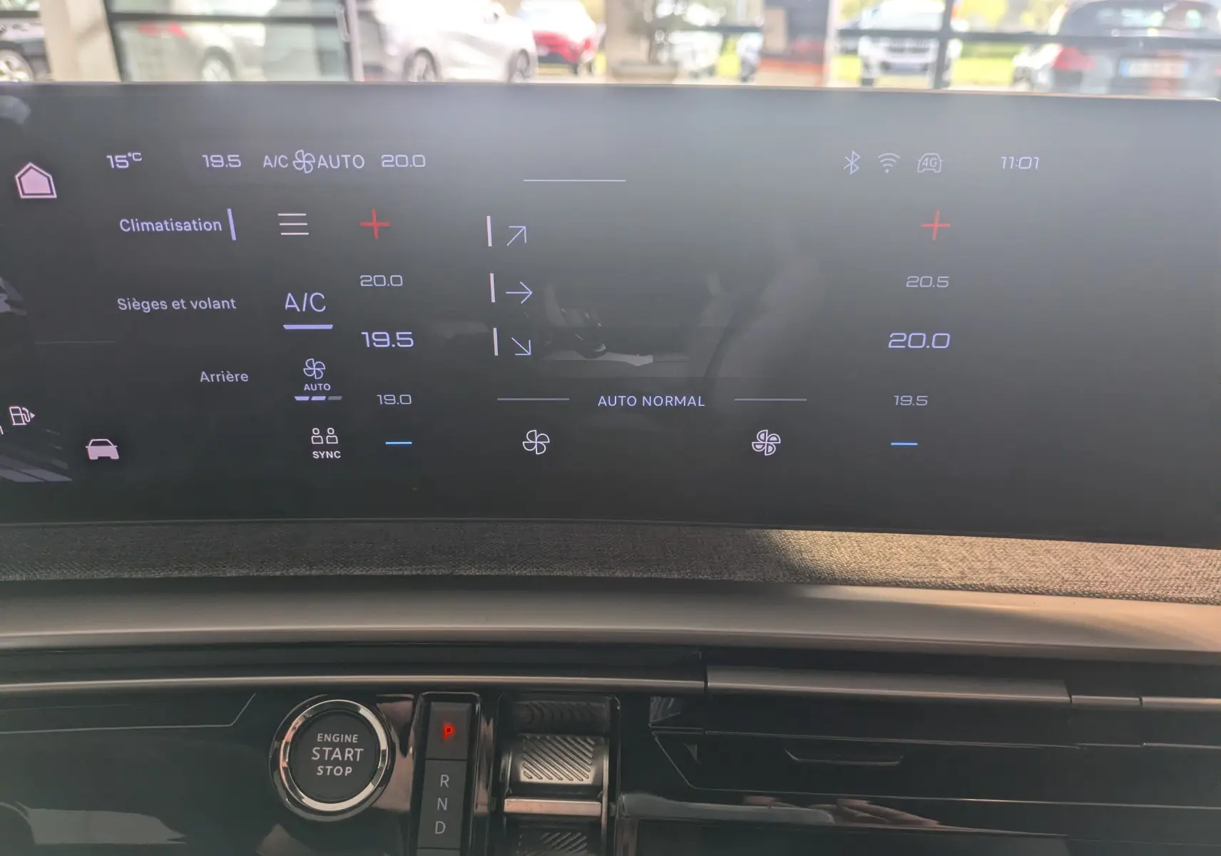 Écran tactile du tableau de bord du Peugeot 5008 hybride 2025 affichant les réglages de climatisation et la commande de boîte automatique.