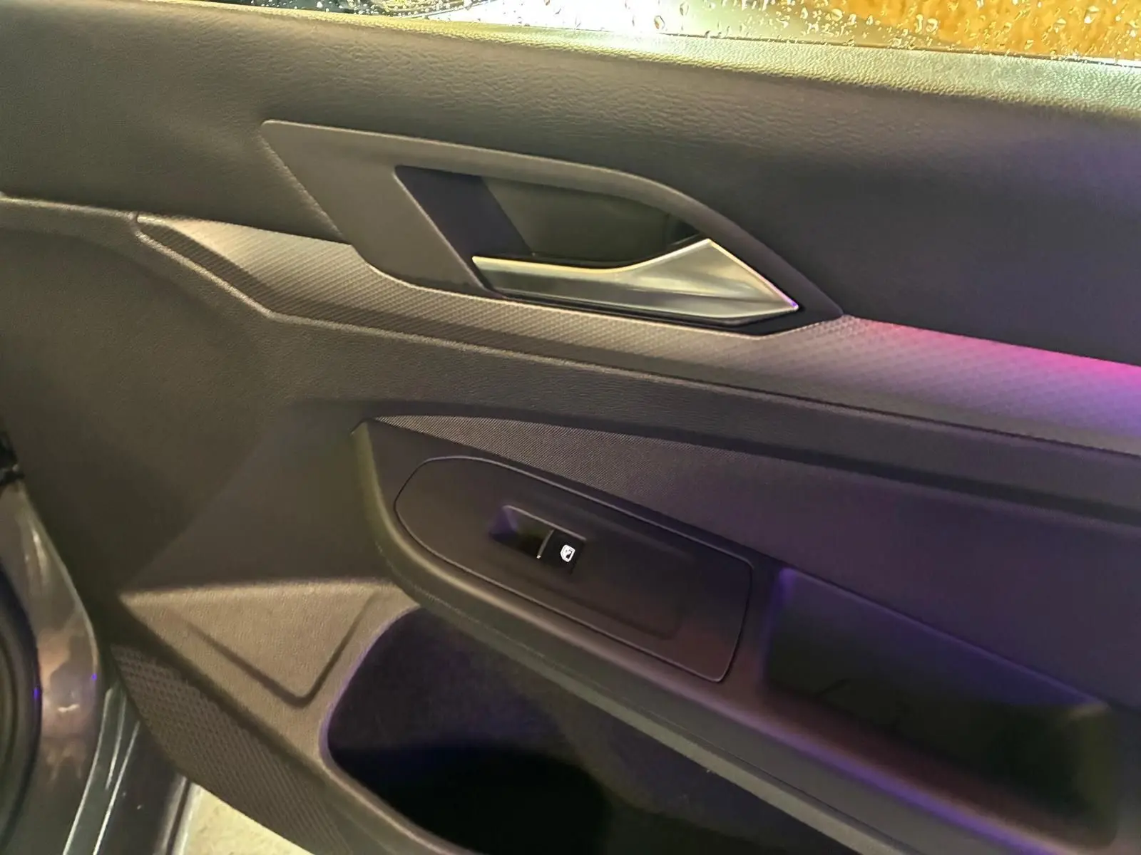 Détail de la porte côté gauche d’une Volkswagen Golf gris 1.5 eTSI 130 DSG7 Active avec commande de vitre électrique.