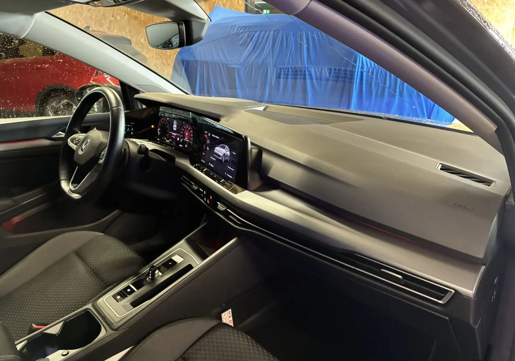 Intérieur noir de la Volkswagen Golf 1.5 eTSI 130 DSG7 Active 2022, vue côté conducteur avec tableau de bord digital et console centrale.