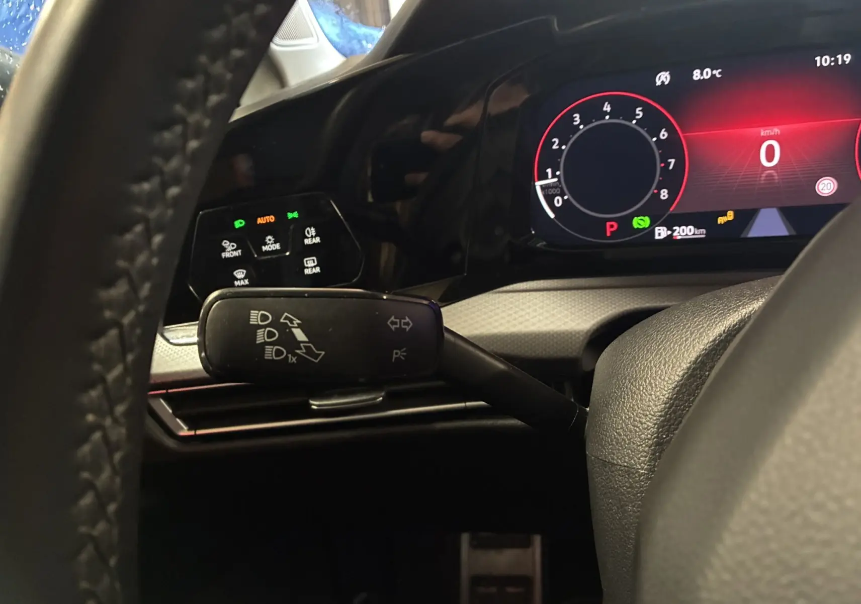 Vue rapprochée du tableau de bord et du commodo gauche de la Volkswagen Golf gris 1.5 eTSI 130 DSG7 Active de 2022.