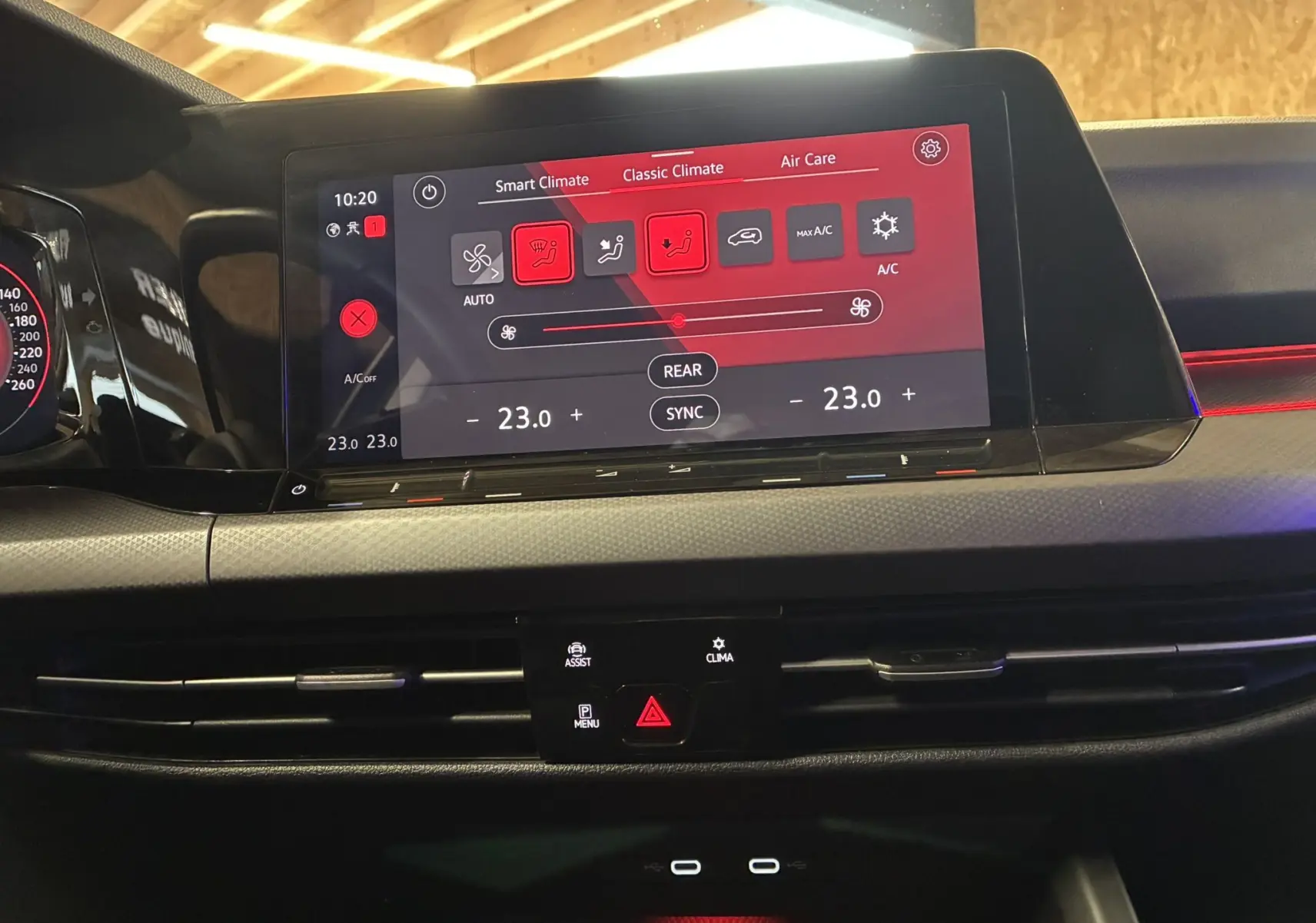 Écran tactile central de la Volkswagen Golf 1.5 eTSI 130 DSG7 Active 2022 affichant le réglage de la climatisation à 23°C.