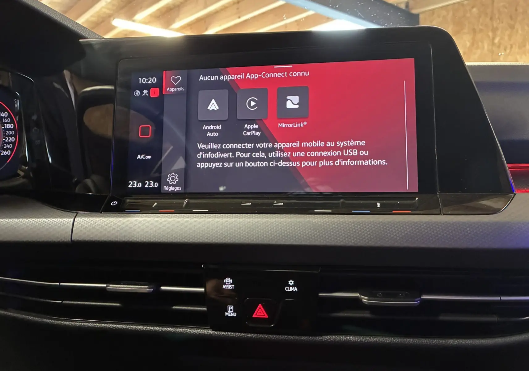 Vue rapprochée de l'écran tactile central du tableau de bord de la Volkswagen Golf gris 1.5 eTSI 130 DSG7 Active avec interface App-Connect.