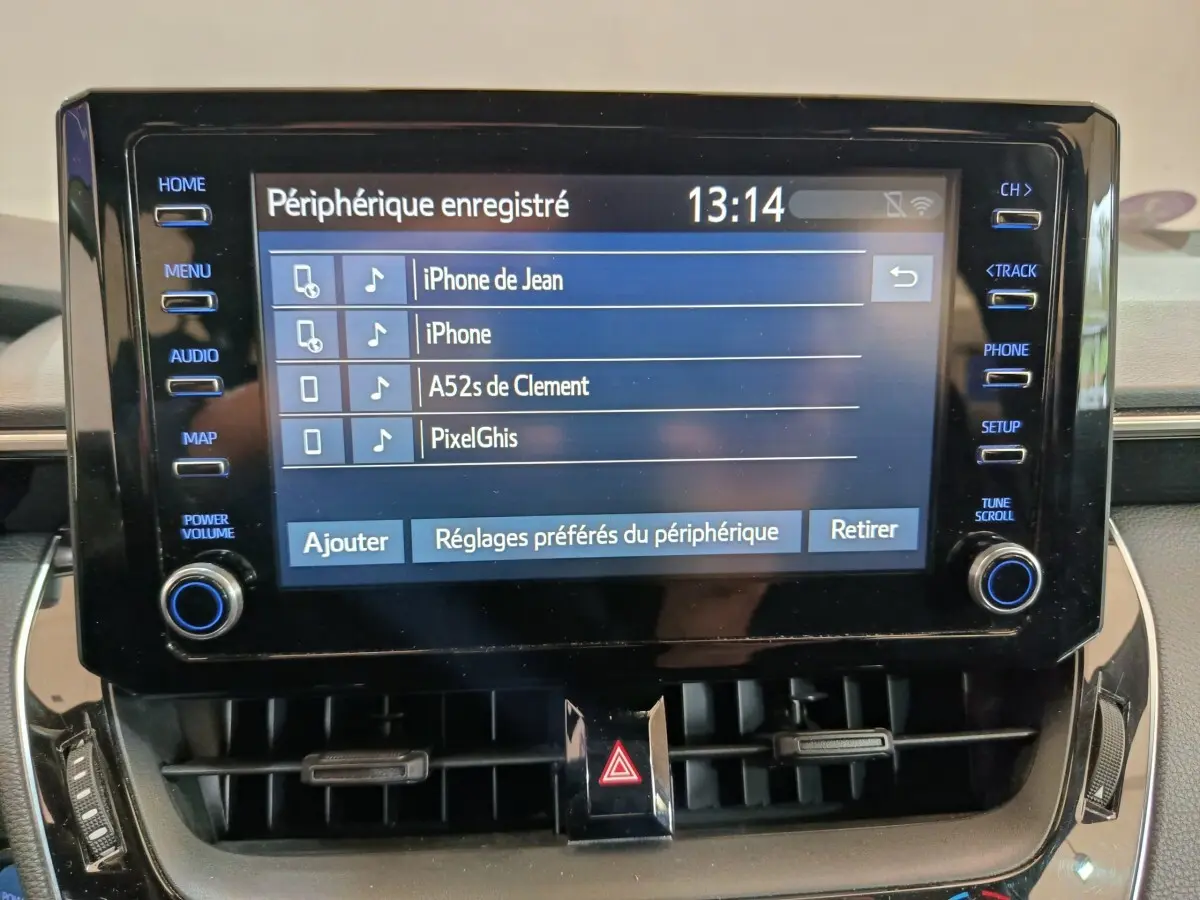 Écran tactile central de la Toyota Corolla Hybride 122h Active 2020 affichant la liste des périphériques Bluetooth connectés.