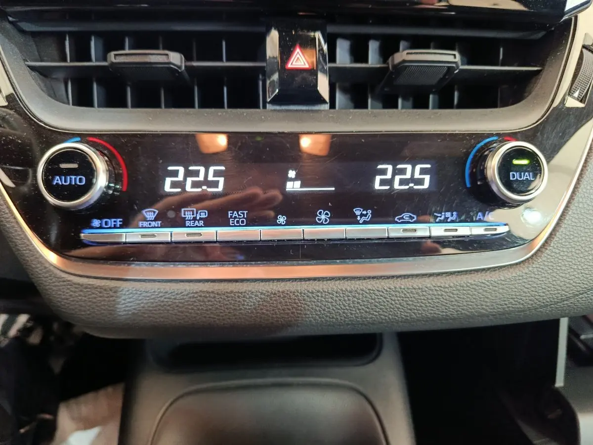 Gros plan sur la console centrale de la Toyota Corolla Hybride 122h Active 2020, affichant la climatisation bi-zone à 22,5°C.