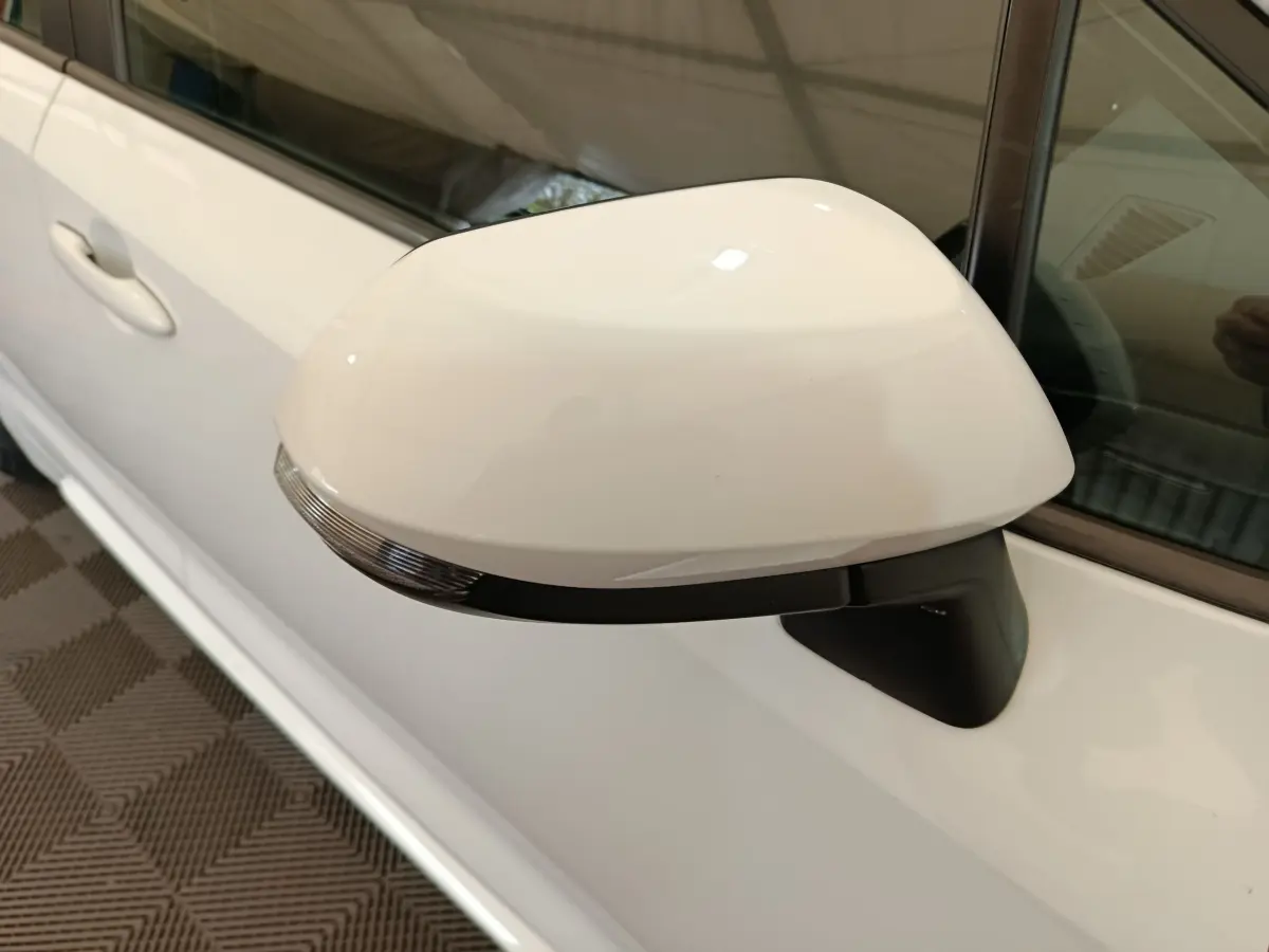 Rétroviseur côté gauche blanc de la Toyota Corolla Hybride 122h Active 2020, vue rapprochée sur la portière.