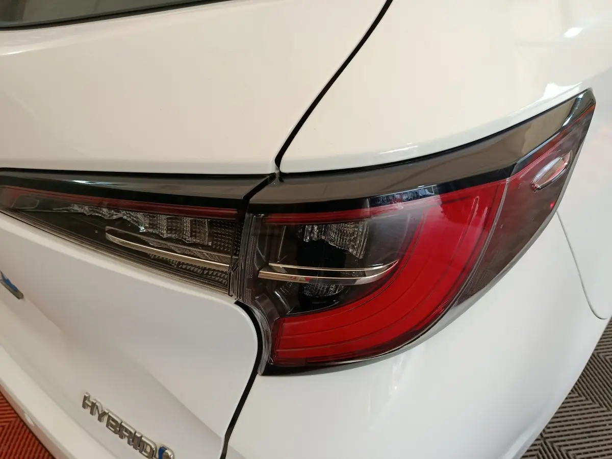 Gros plan sur le feu arrière droit blanc brillant de la Toyota Corolla Hybride 122h Active 2020.