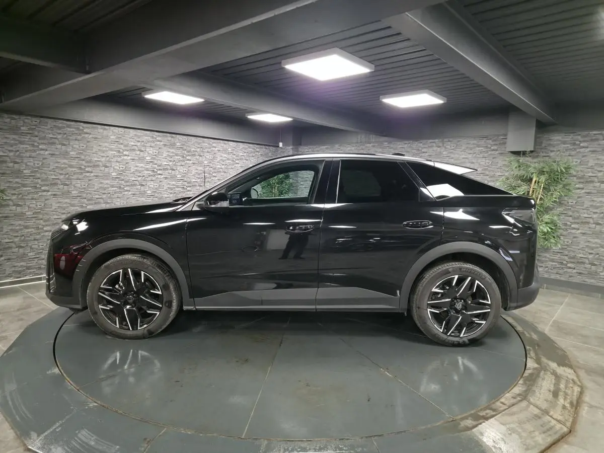 Peugeot 3008 hybride noire vue de profil côté gauche, avec jantes alliage 19'' diamantées et poignées affleurantes.