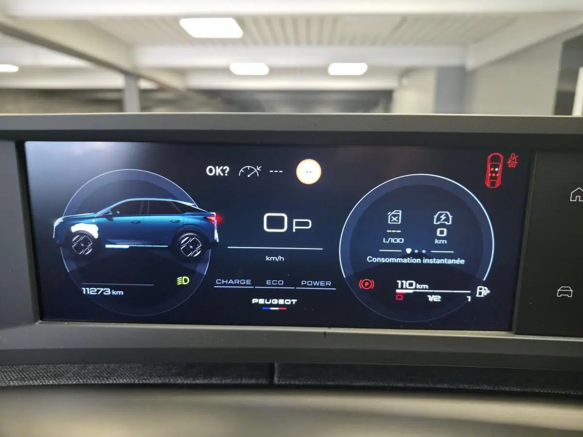 Affichage numérique du tableau de bord du Peugeot 3008 hybride, montrant une vue latérale stylisée du véhicule en bleu.