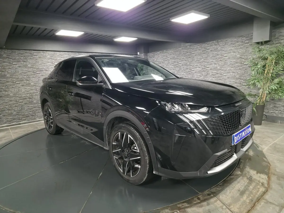 Peugeot 3008 noir en 3/4 avant droit, avec calandre noire et jantes alliage 19'' diamantées.