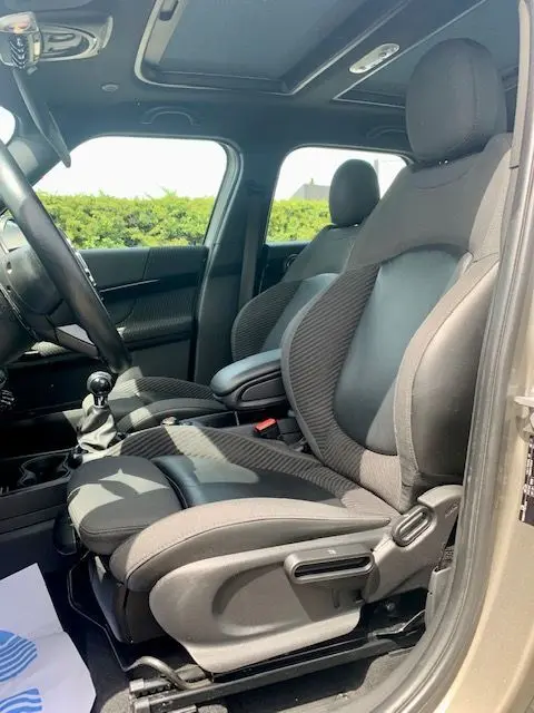 Vue intérieure côté conducteur du MINI Countryman Cooper D 150ch 2017, sièges gris foncé et toit ouvrant panoramique.