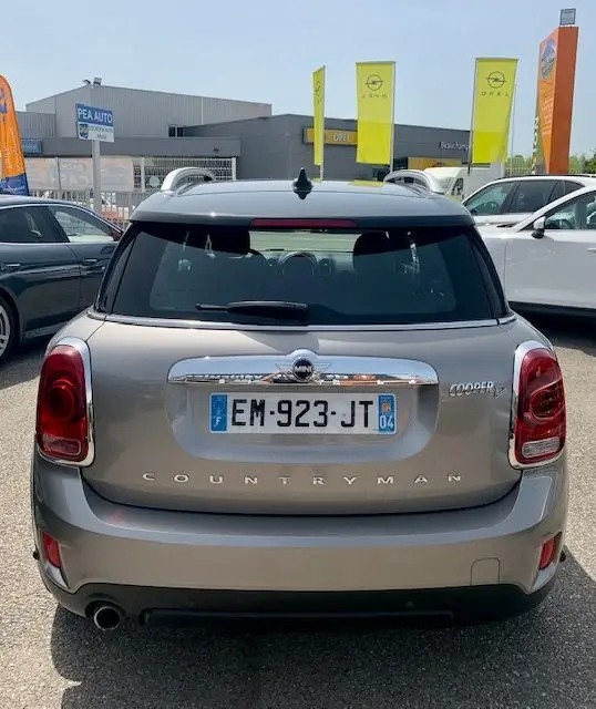 Vue arrière d'une MINI Countryman Cooper D 150ch gris 2017 avec plaques françaises, en extérieur sur parking.