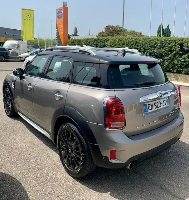 Vue 3/4 arrière droite d'une MINI Countryman Cooper D 150ch gris 2017 avec toit noir et jantes noires.