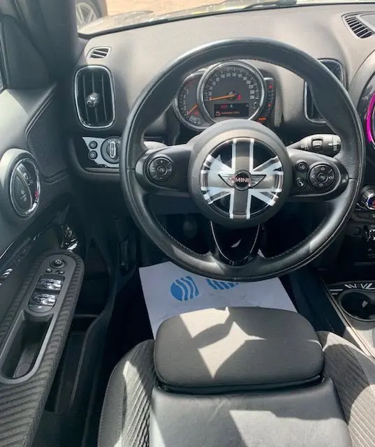 Vue intérieure centrée sur le volant Union Jack du MINI Countryman Cooper D 150ch 2017 avec tableau de bord et commandes visibles.