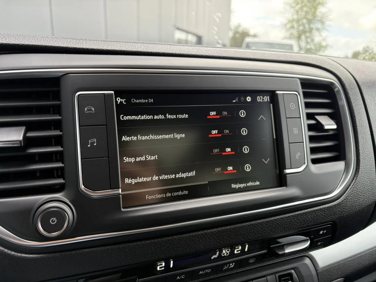 Écran tactile central du tableau de bord de l’Opel Zafira Life XL affichant les réglages d’aide à la conduite.
