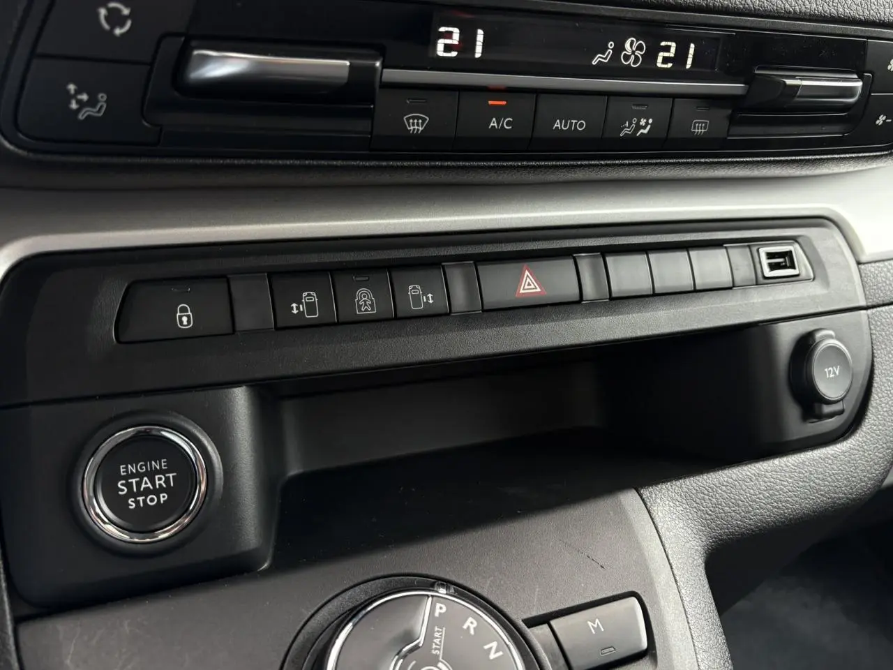 Vue rapprochée du tableau de bord de l'Opel Zafira Life XL gris Artense, avec bouton start/stop et commandes climatisation.