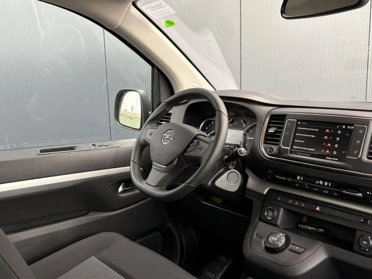 Intérieur de l'Opel Zafira Life XL 2024, vue côté conducteur, volant cuir et écran tactile central visible.