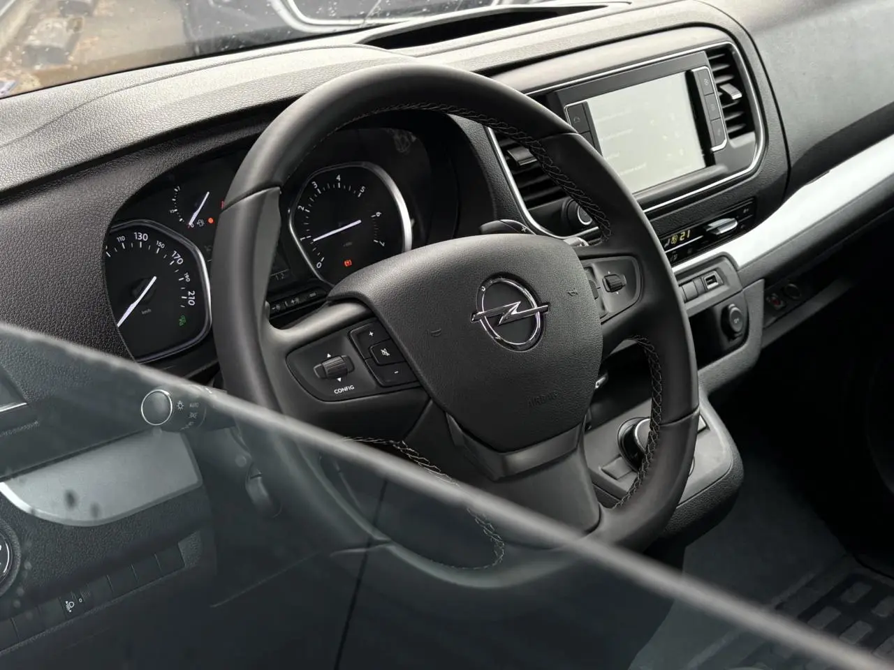 Vue intérieure du volant en cuir noir et tableau de bord de l'Opel Zafira Life XL 2024, avec écran tactile central.