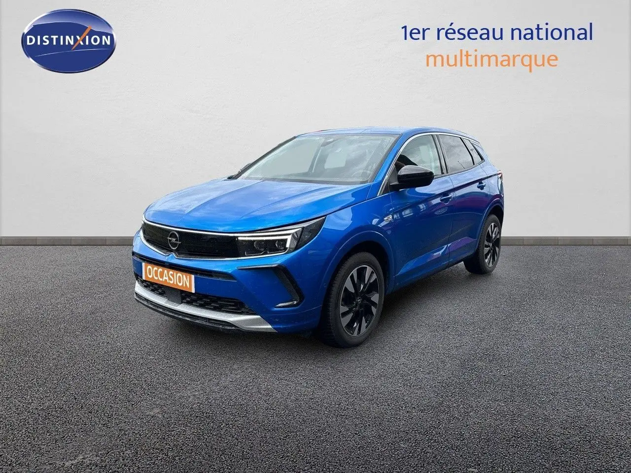Opel Grandland bleu Spektrum métal en 3/4 avant droit, SUV compact avec jantes noires et calandre noire brillante.
