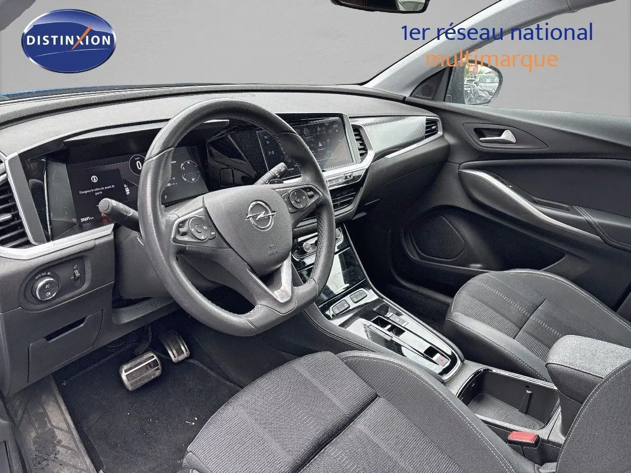 Intérieur avant de l'Opel Grandland 2023, vue côté conducteur, avec tableau de bord numérique et sellerie noire.
