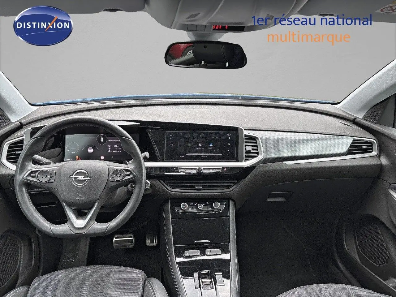 Intérieur avant de l'Opel Grandland 2023, tableau de bord moderne avec écran tactile et volant multifonction noir.