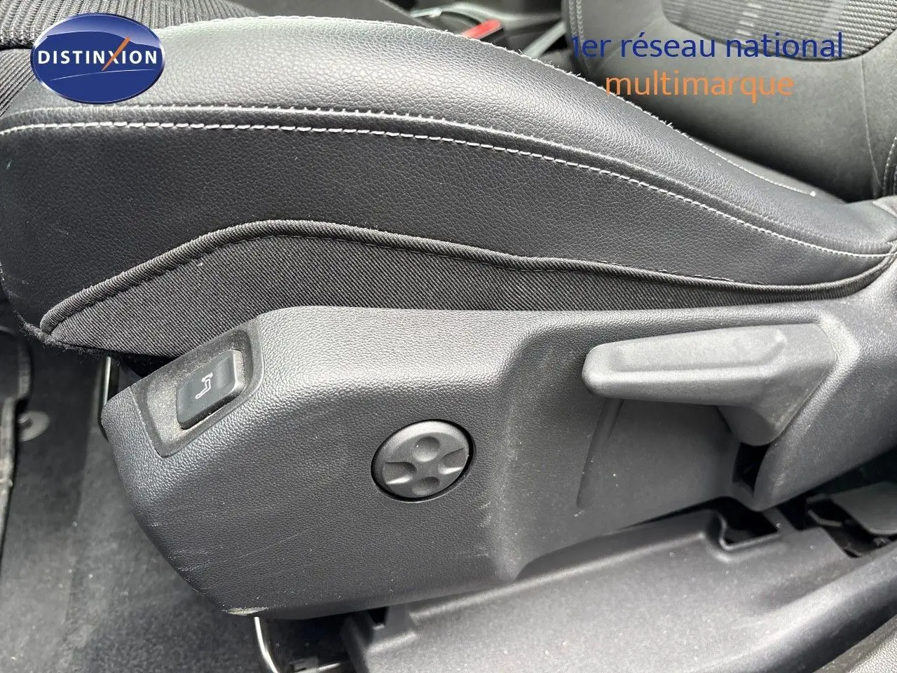 Détail des commandes de réglage manuel du siège avant en tissu noir de l'Opel Grandland 2023.