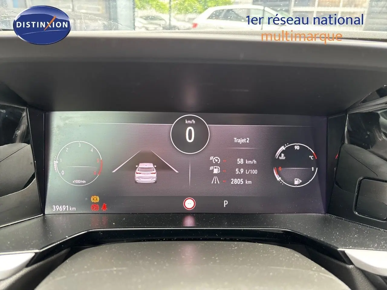 Tableau de bord numérique de l'Opel Grandland 2023 affichant vitesse, consommation et compte-tours en vue frontale.