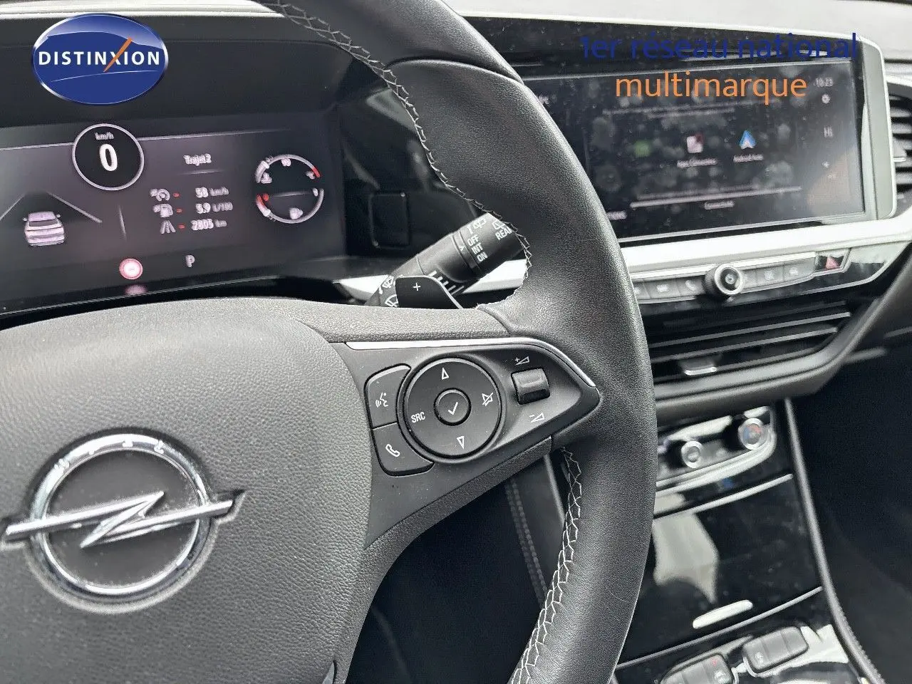 Gros plan sur le volant en cuir noir et le tableau de bord numérique de l'Opel Grandland 2023, finition Business Elegance.