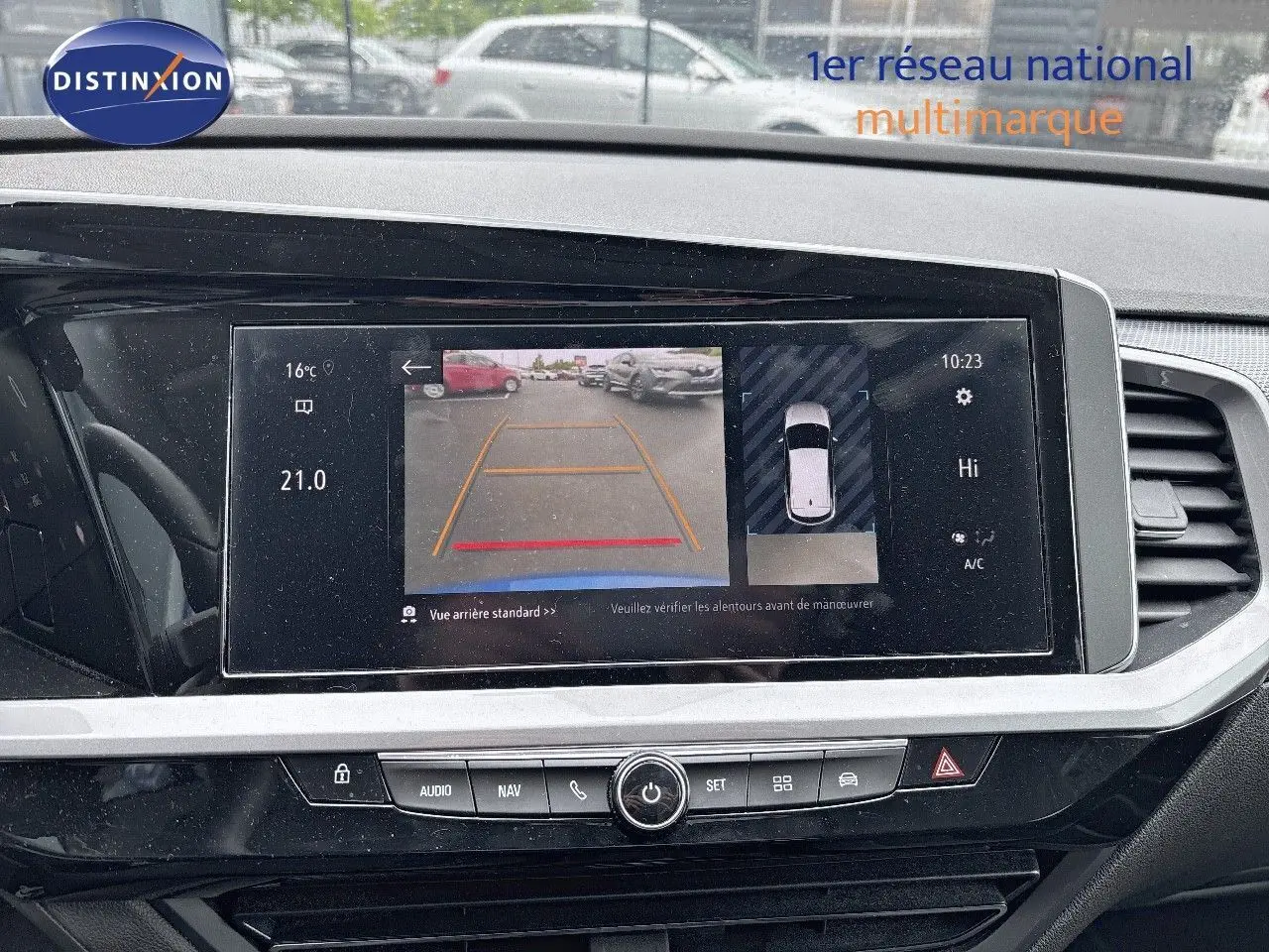 Écran central de l’Opel Grandland bleu Spektrum Metal 2023 montrant la caméra de recul et l’affichage de la climatisation.