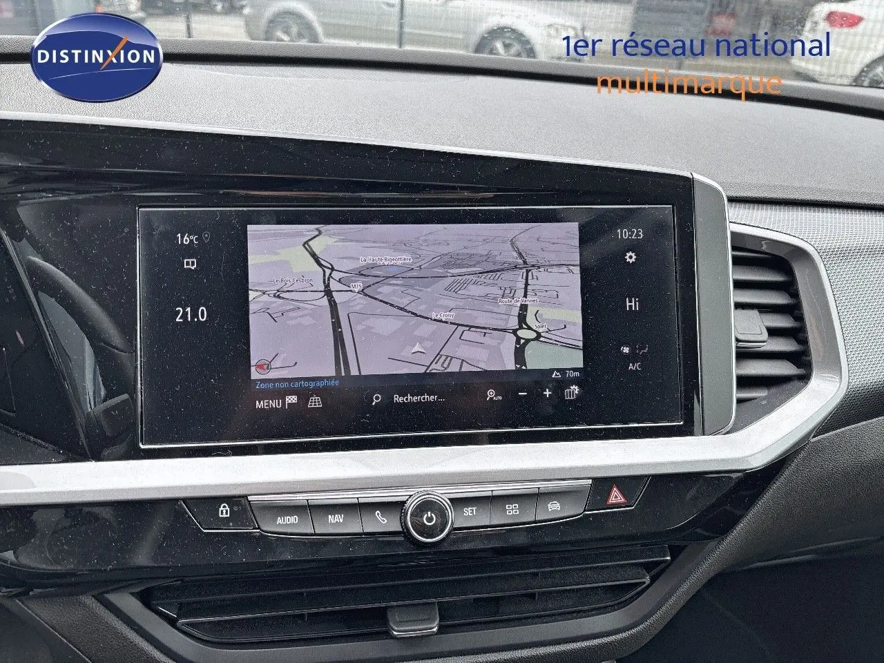 Écran tactile central avec navigation affichée dans l'habitacle d'un Opel Grandland 2023, finition Business Elegance.