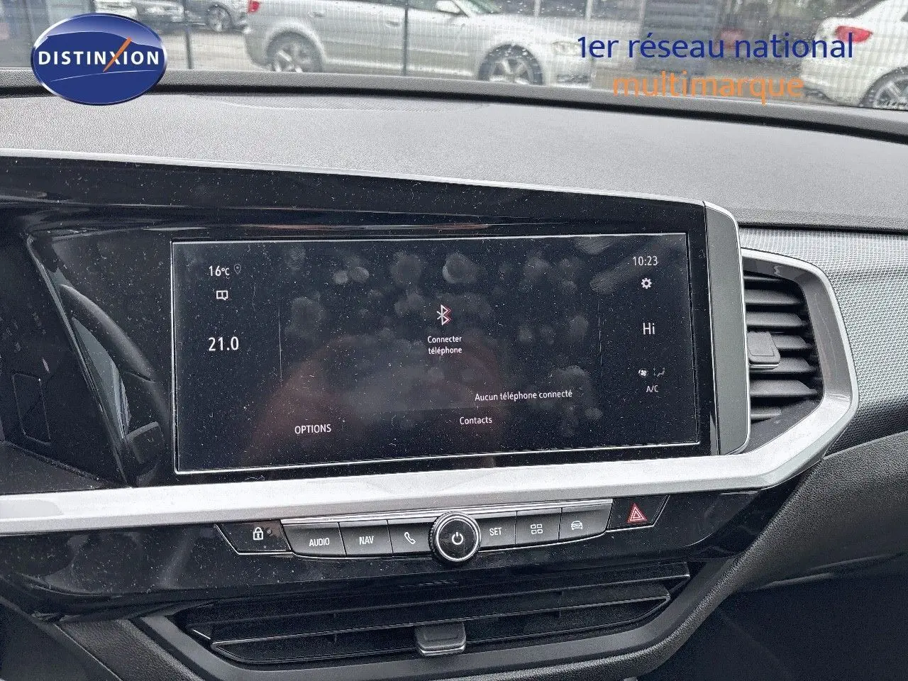 Tableau de bord de l'Opel Grandland 2023 avec écran tactile central et commandes intégrées, ambiance intérieure noire.