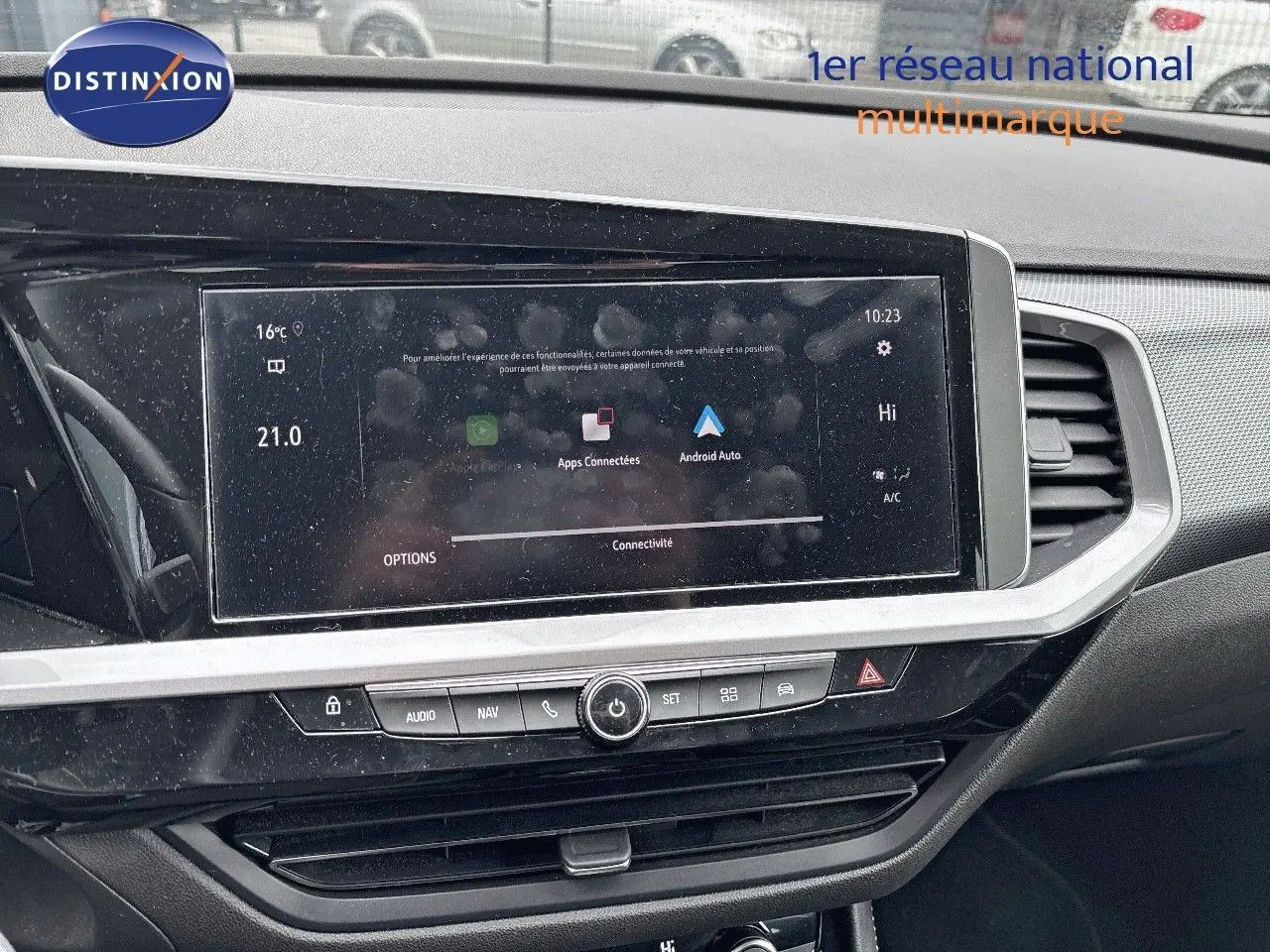 Écran tactile central de l'Opel Grandland 2023 affichant les options Android Auto et Apple CarPlay, intérieur noir.