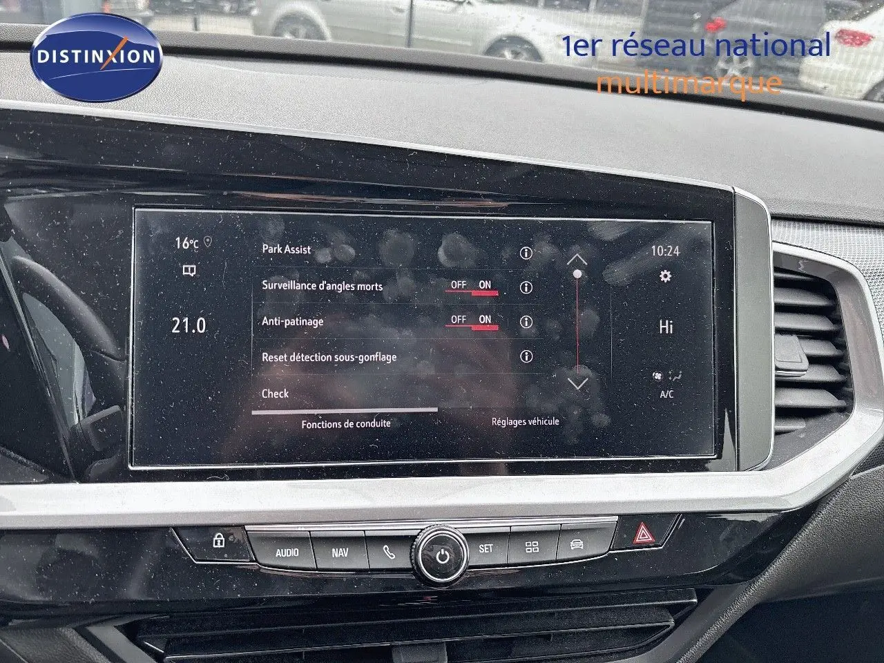 Écran tactile central de l'Opel Grandland 2023 affichant les réglages d'assistance à la conduite et climatisation.