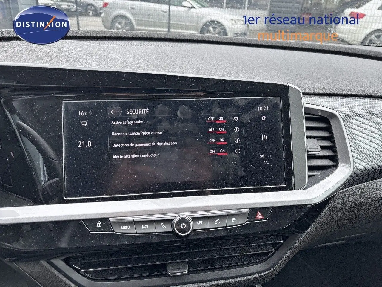 Écran tactile central affichant les options de sécurité dans l'habitacle d'un Opel Grandland bleu Spektrum Metal 2023.