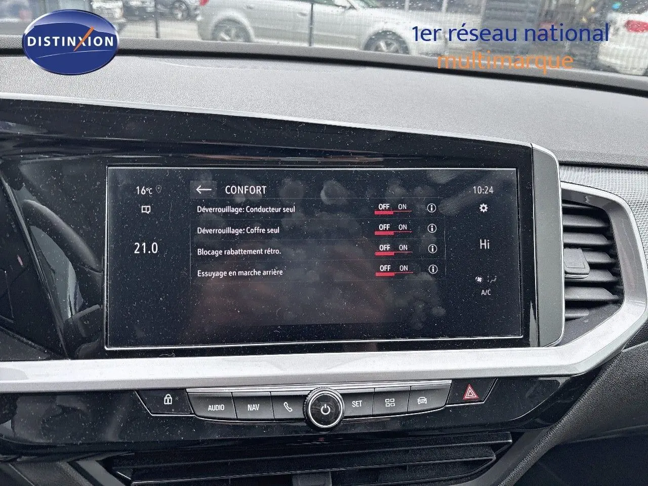 Écran tactile central affichant les réglages confort dans l'habitacle d'un Opel Grandland 2023.