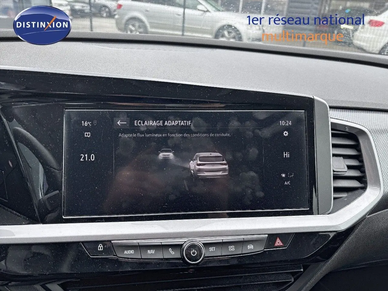 Écran tactile central de l'Opel Grandland 2023 affichant le menu éclairage adaptatif, intérieur noir moderne.