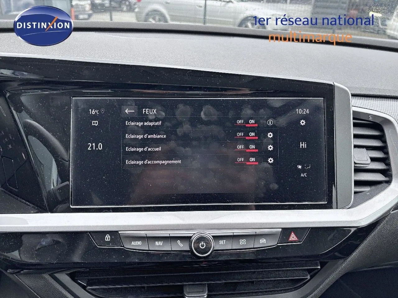 Tableau de bord de l'Opel Grandland bleu Spektrum Metal 2023, affichant les réglages d'éclairage sur l'écran tactile central.