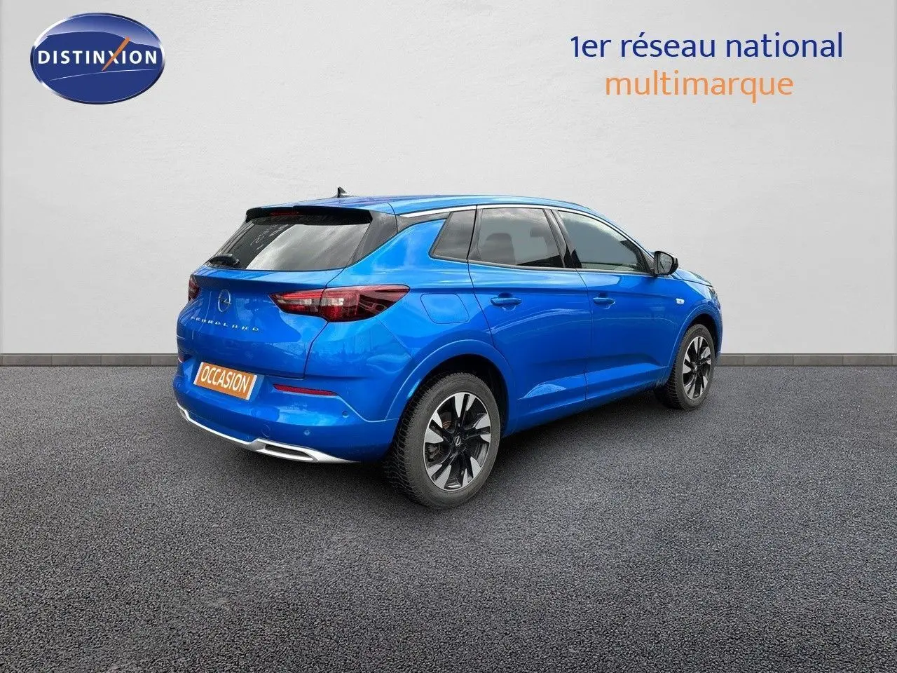 Opel Grandland bleu Spektrum métal vu en 3/4 arrière côté gauche avec jantes bi-ton et vitres teintées