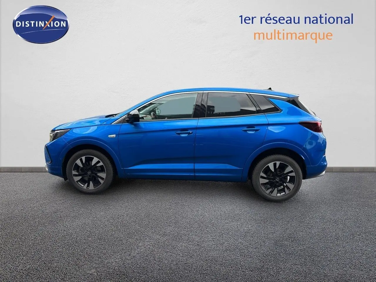 Opel Grandland 2023 bleu Spektrum métal en vue profil côté gauche, avec jantes noires bicolores et toit noir.