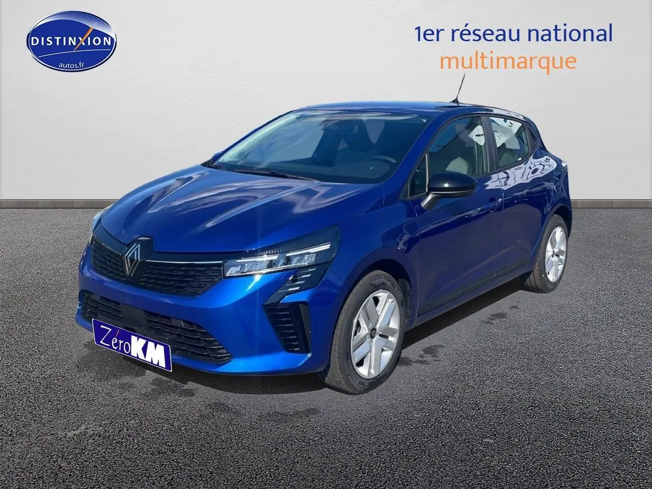Renault Clio V bleu iron vue 3/4 avant droit, mettant en valeur ses phares LED et jantes modernes.