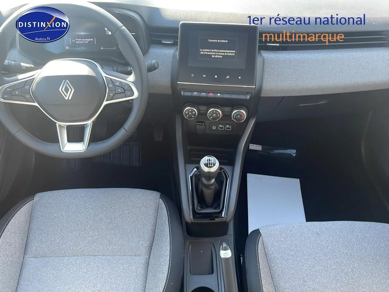 Intérieur Renault Clio V 2025 vue de dessus, volant multifonction, écran tactile et levier de vitesse manuel.