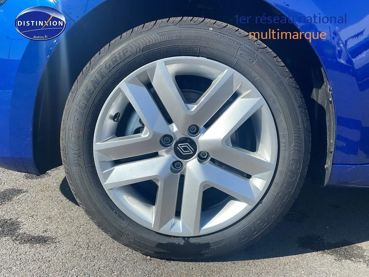 Gros plan sur la roue avant gauche avec enjoliveur argenté d'une Renault Clio V bleu iron 2025.